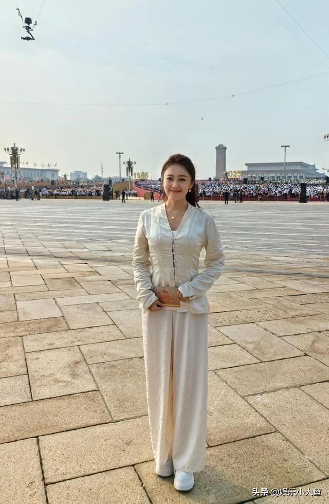 王小玮受邀现场观礼九三阅兵，穿中式套裙戴珍珠耳环美得耀眼