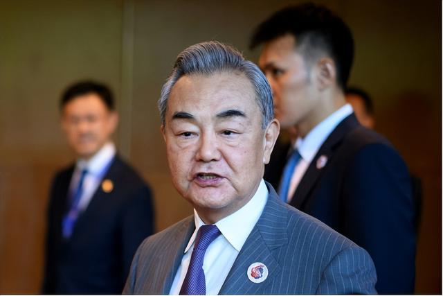 李在明拒绝出席中国9.3阅兵，王毅挂断电话，送了韩国一句话