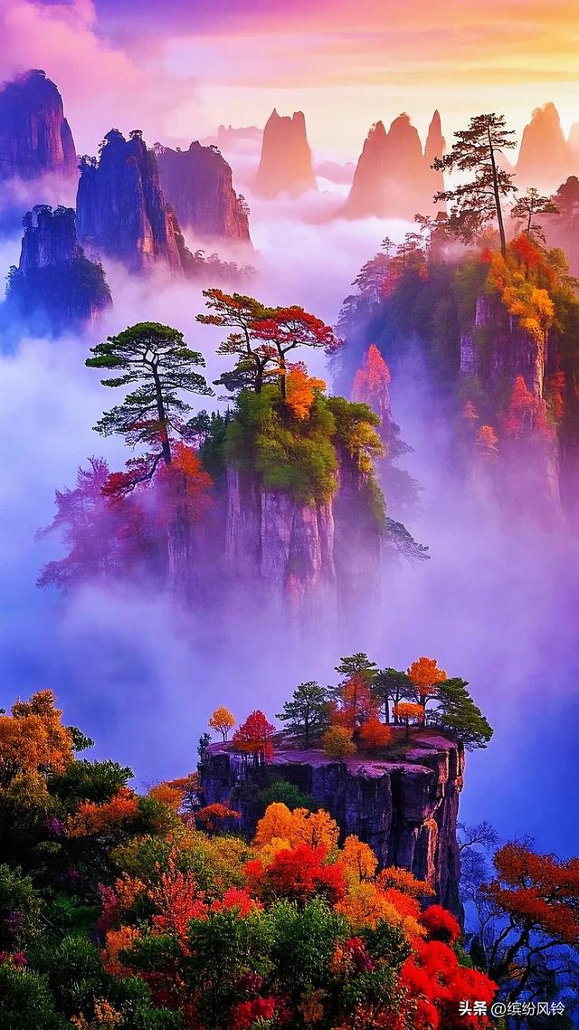 云雾若轻纱，缠绕于嶙峋石柱之间