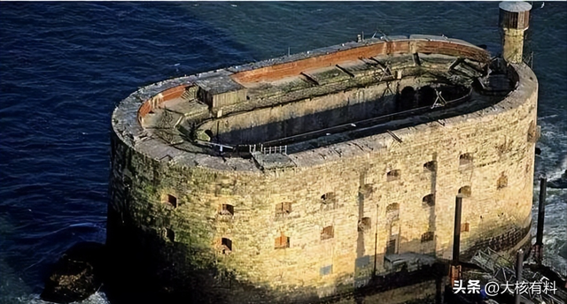 废弃王宫改造的监狱，单人牢房有电视咖啡，可以干兼职赚美元