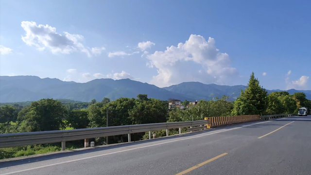 摩旅夫妻的在路上：从晴空万里到暴雨倾盆，我们在山水间读懂彼此