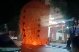 天灯变“天灾”！巨型孔明灯掉落街头起火燃烧！火花四射…图片