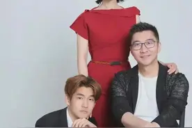陈数一家三口，继子长相帅气发型时髦，老公面相儒雅随和。图片