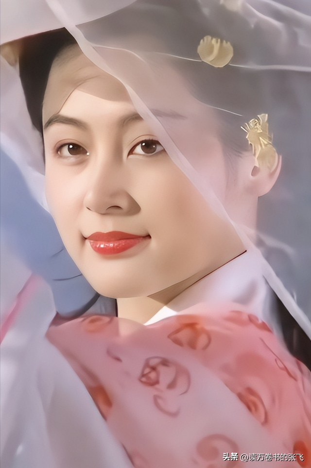 长得太美被导演占为己有，4年后生下大明星儿子，17岁就成男一号