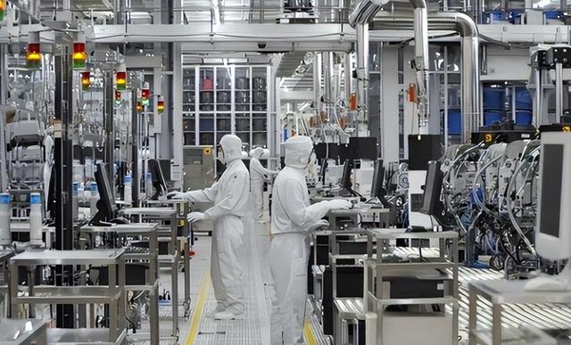 中美全面开打？大量中国产品被美国下架，荷兰得令，强抢中企资产