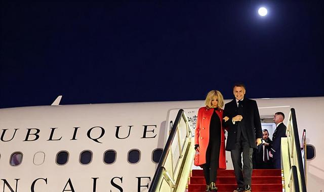 72岁法国第一夫人抵京惊艳，红大衣配戴妃包超美