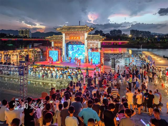 大批人冒雨赶来！富阳这里，太有氛围感了！