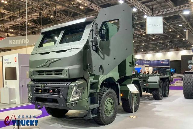 8×8驱动+防弹驾驶室，性能超强悍！实拍沃尔沃FMX军用越野重卡