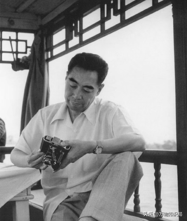 老照片：周总理当众跳起来，为邓大姐摘苹果，浪漫温馨少年气十足