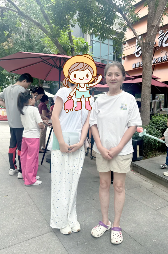 “大脚娘”迟蓬逛超市被偶遇，打扮好朴素，真人看起来也是老年人