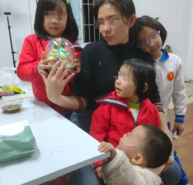 四娃妈拒绝补票后续：咬死不认错，央视一锤定音，列车员太无辜
