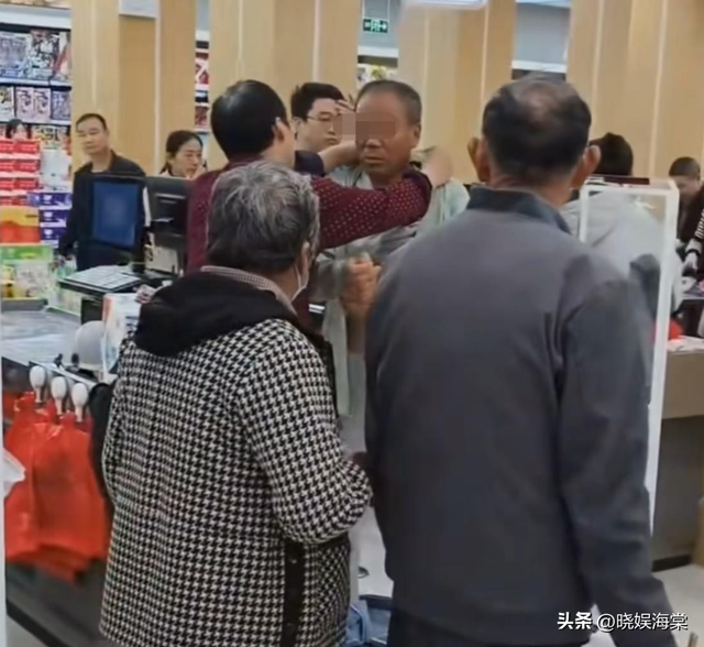 老人超市脱衣证清白后续：警方通报双方和解，超市老板身份被扒