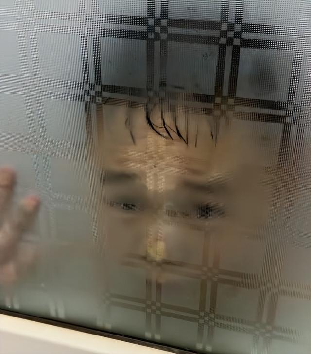 家长联手警察给迷恋手机男孩上了一课