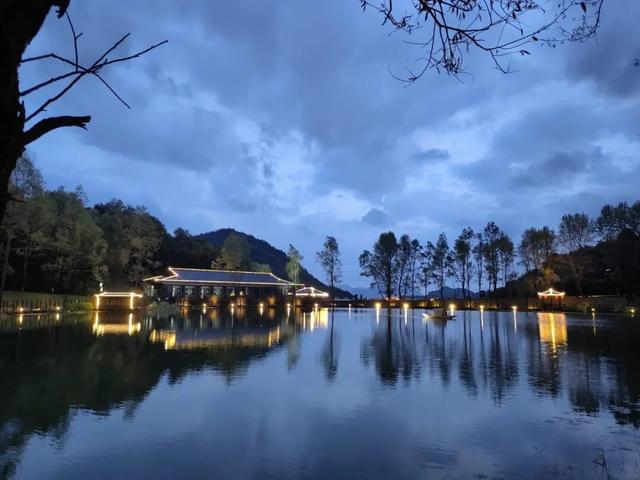 与大河的秋撞个满怀~