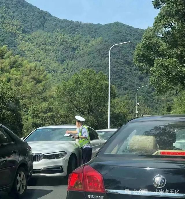 绍兴平水王坛但凡有条溪流的，都被城里人占据了！人多的像下饺子