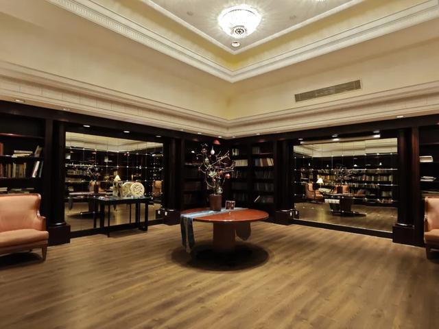淘书逛展、夜游夜市、盖章打卡……上海书展的快乐，弥漫在整座城市→
