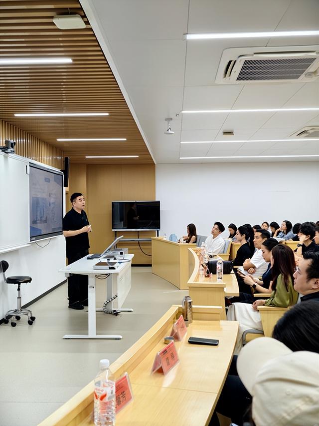 外卖大战到直播电商，董海锋在高校的这番话很有意思