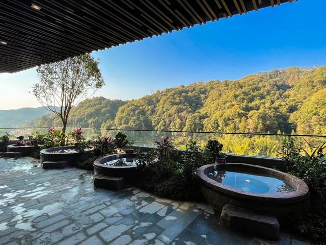 美如仙境！韶关这个地方迎来今年首场冰挂雾凇景观，秋冬来旅行，赏雪泡泉看红枫为你安排好了