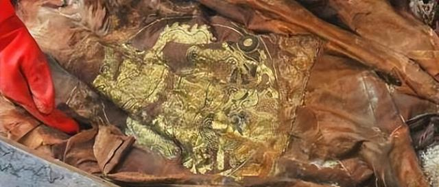 2006年，北京挖出龙袍干尸，留明朝发髻却穿大清龙袍，他是谁？