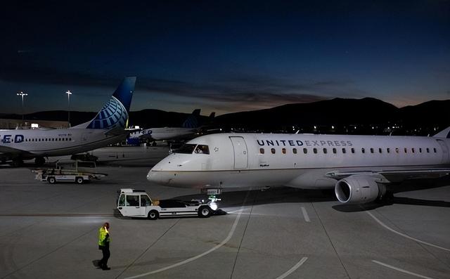 中国不给稀土，美议员连出3招：再不拿来	，就不让中国航班落地