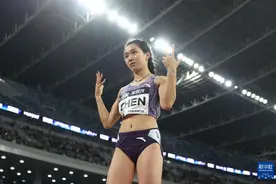 向前冲刺的陈妤颉图片