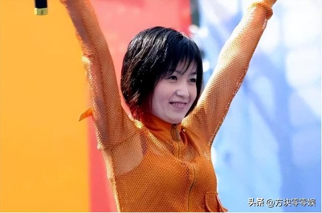 她连上5次春晚	，私下却和恩师同居怀孕被骗流产，今57岁依然单身
