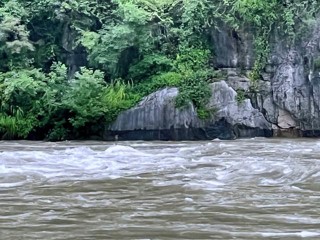 离开城市的喧闹，小城峨边的惊喜（大渡河的波涛）