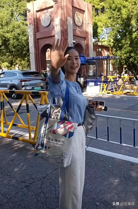 女民兵李思颖阅兵结束后，收到一封通知书，知情人曝去向引热议