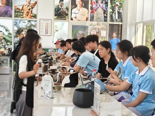 思茅区：咖啡庄园迎来暑期旅游热 解锁“咖旅融合”新玩法
