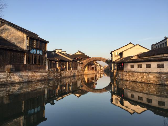 放弃门票，营收反而暴涨，同样都是古镇，命运为何天差地别？