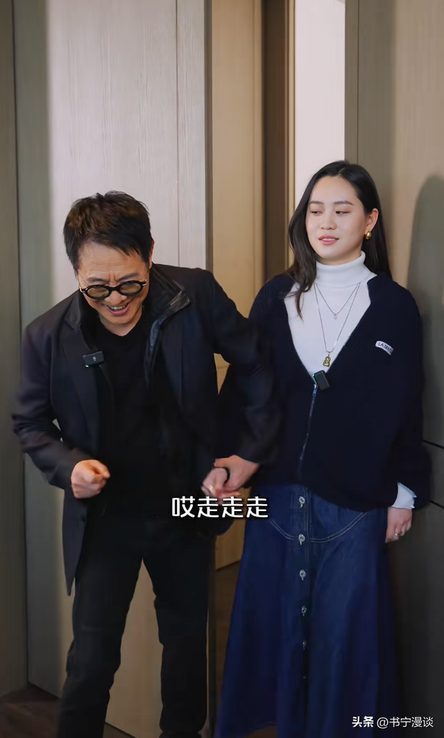 李连杰是真缺钱了！带小女儿提车被嫌弃，jada狂翻白眼满脸不耐烦