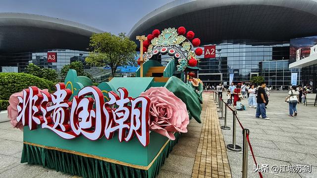 走进武汉国博中心，领略花车魅力