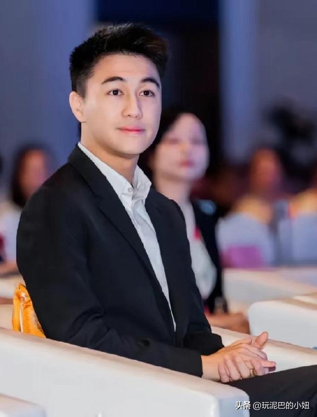 何猷君“霸总”人设崩塌，拖欠工资恶心一幕上演，员工举步维艰