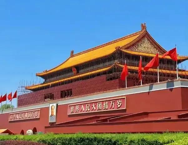 天安门悬挂的为啥不是毛主席的照片，反倒是要挂主席的画像？