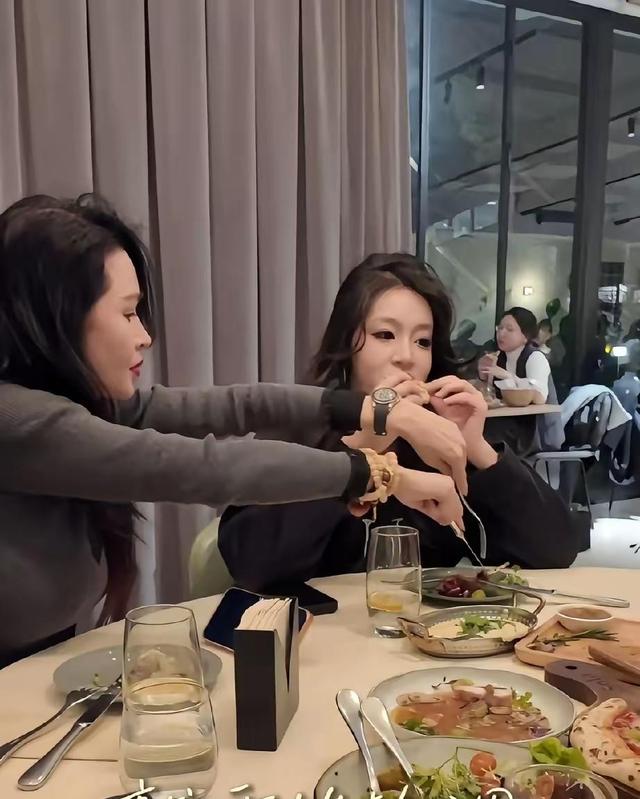 43岁妈妈和17岁女儿合影，比女儿还显年轻，三代美女同框太惊艳