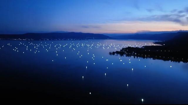炳灵湖上，渔灯与星光的私语