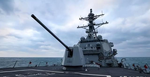 中美舰艇发生激烈对峙	，外军突然冲向解放军，结果下一刻变老实了