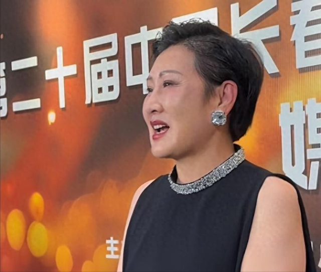 63岁张凯丽也没想到，因阅兵上的一个举动，轻松实现“口碑逆转”