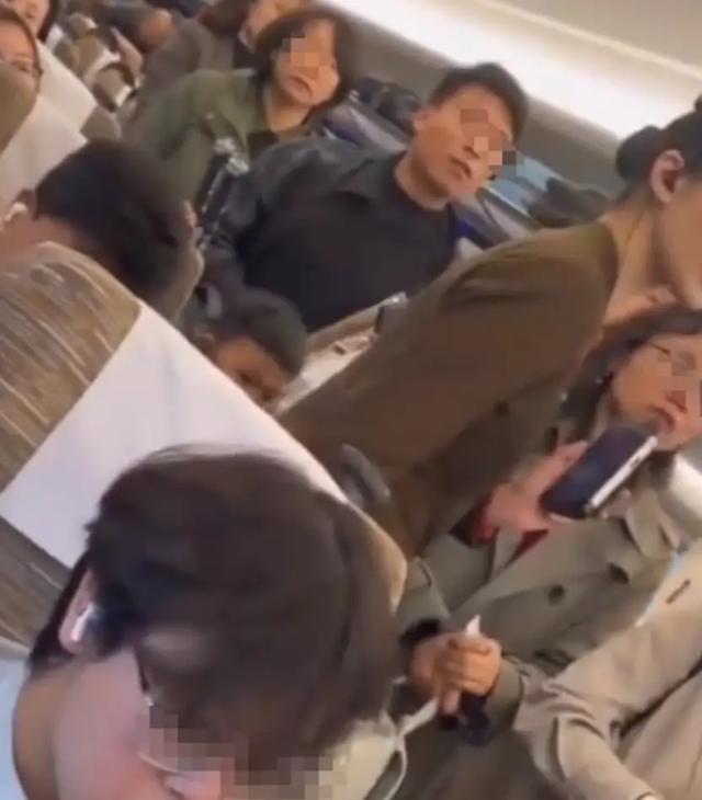 后续女子高铁堵道：知情人透原因，女子正脸被扒黑皮胖脸，已社死