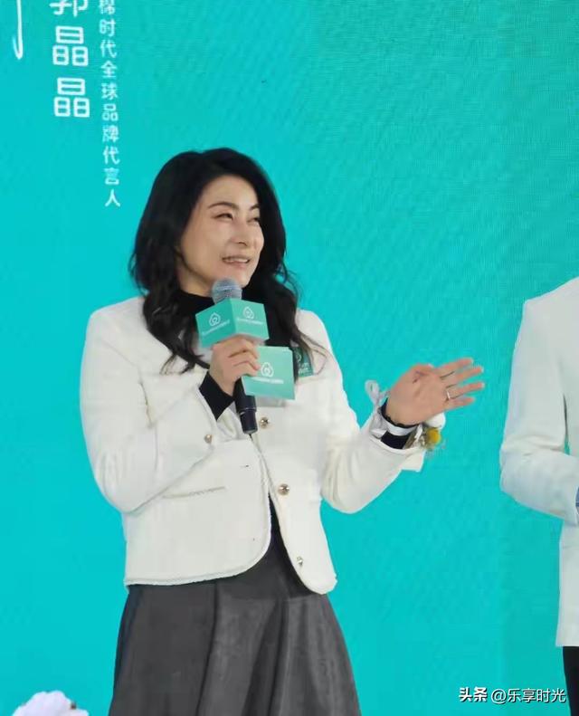 郭晶晶现身北京，穿小香风戴棉花手链和善大气，素颜胖出双下巴