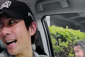 修杰楷接送女儿放学，10岁咘咘已摘掉眼镜，8岁波妞学习英语喊累图片