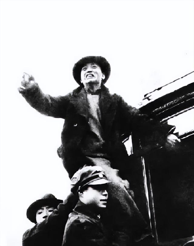 1949年，江青前夫被任命为天津市市长，后来他多次找毛主席求援助