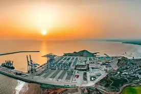 “一带一路”项目武汉建设者见证秘鲁海港开港，在阳逻港看到的无人集卡奔跑在钱凯港货场图片