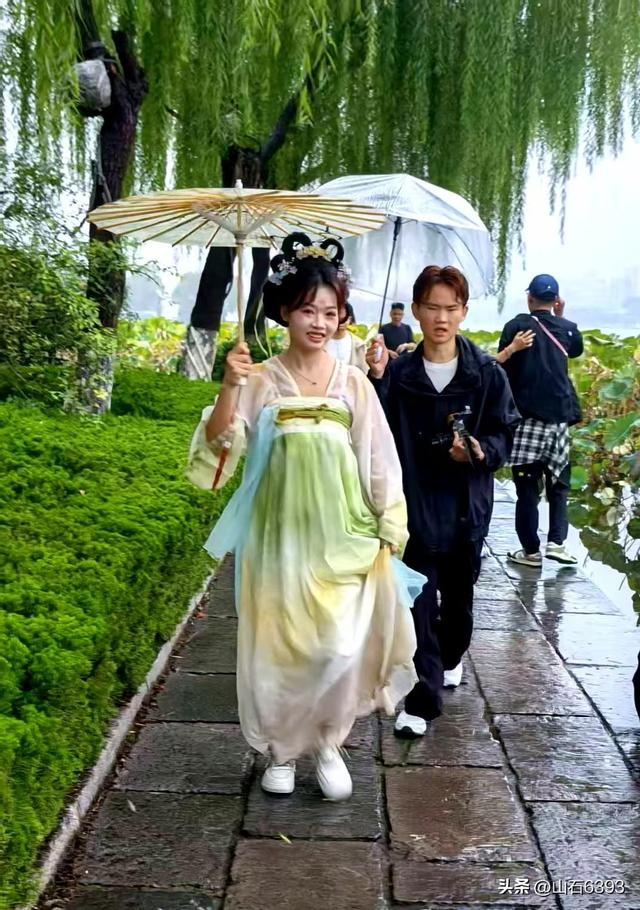 新华社原军事记者陶俊峰泉城美拍：《秋雨中游览大明湖》