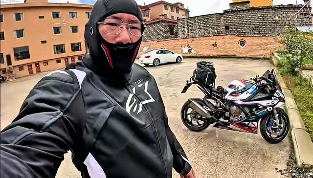 杨二狗低调交女友，比阿霞小一岁！阿霞生活窘迫，有人抛出橄榄枝