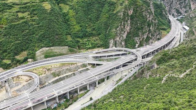 九绵高速：成都4小时直通童话世界 云端高速藏着诗与远方