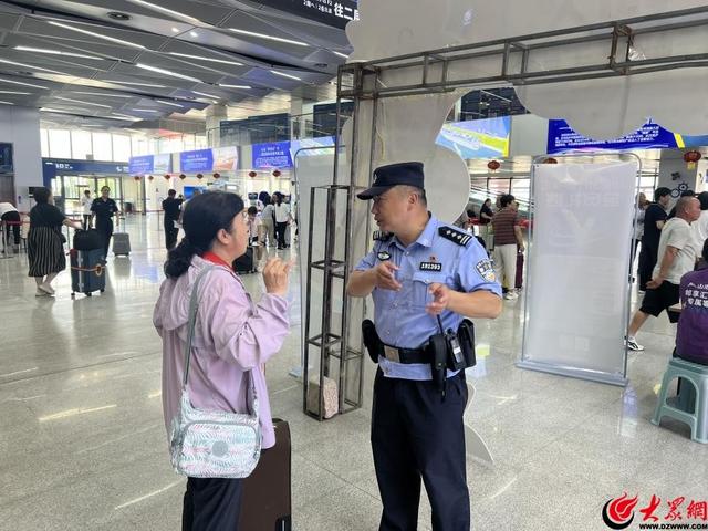 “海上旅游 文明‘邮’你”！市北区“志愿红”携手港航“警察蓝”倡导邮轮文明旅游