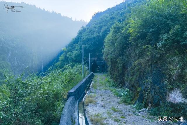 探访铜仁天生桥却有意外发现，是个灯光通明却一眼望不到头的山洞