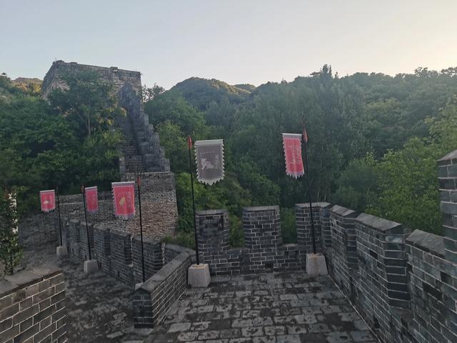 长城青山关初秋晨景