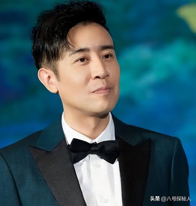 3岁丧父，吃姐姐奶水长大，成名后为8个哥姐买房，如今成全家骄傲
